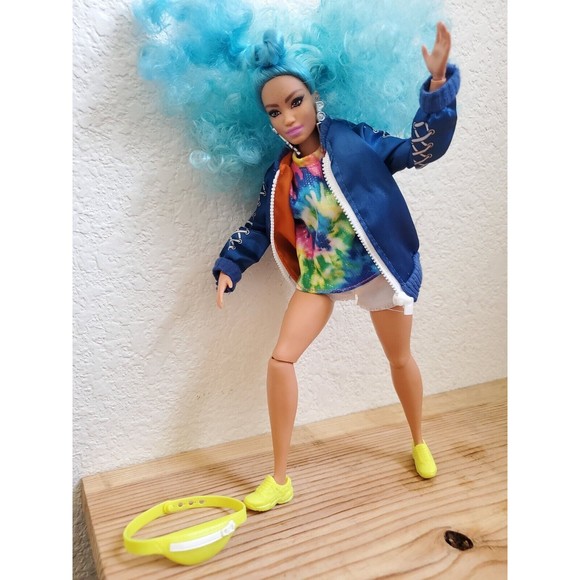 Barbie Extra Doll #4 Curvy Curly Blue Hair Girl Power Earrings Fanny Pack Jacket - Picture 11 of 15